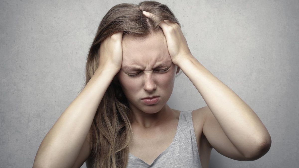 woman having a headche