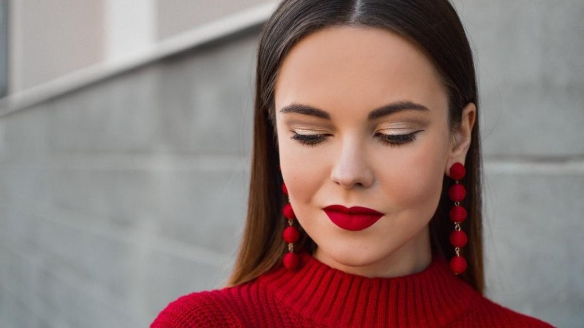 woman wearing red lipstick