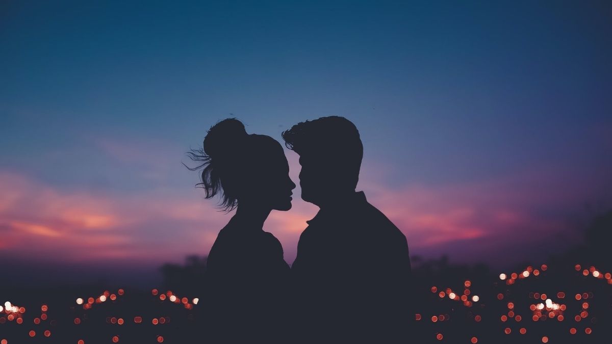 couple kissing