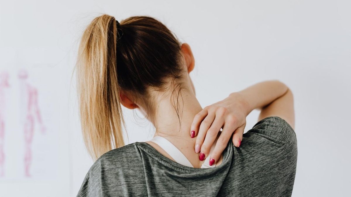 woman having neck pain