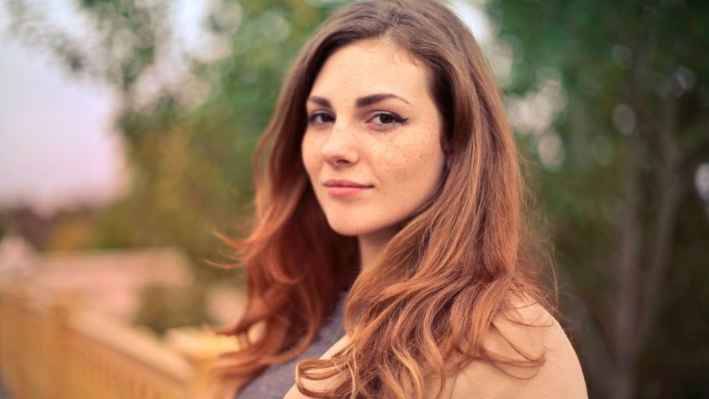 woman with wavy hairstyle