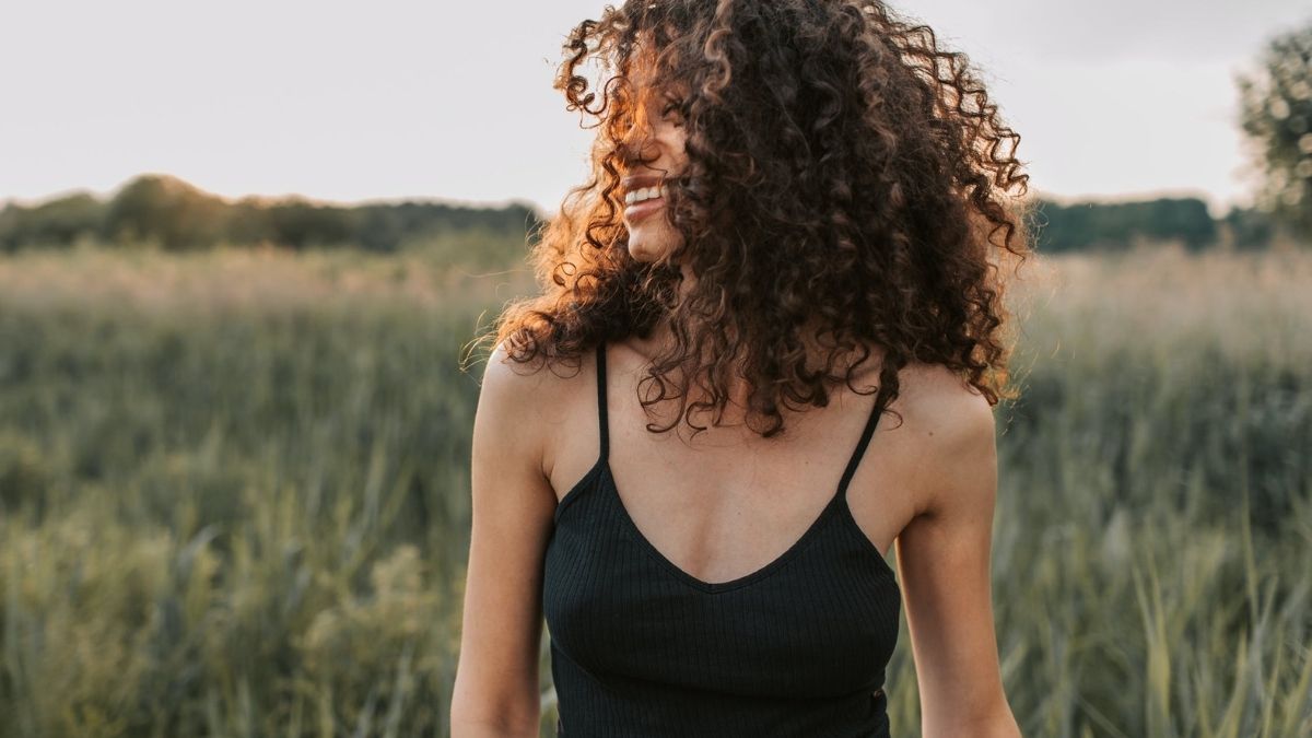 model with curly hair