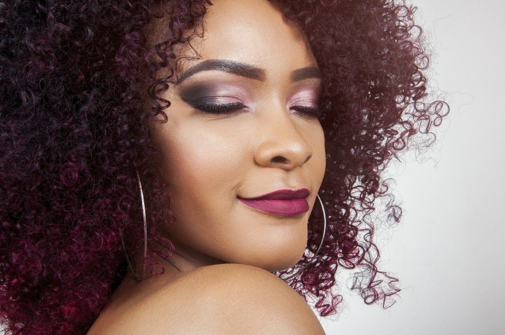 model with curly hair