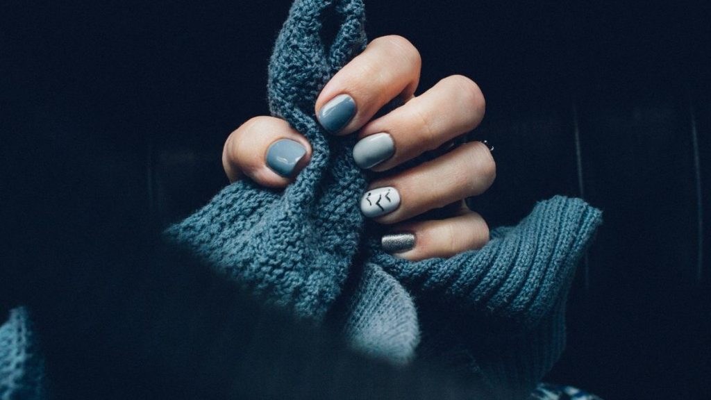 blue manicure