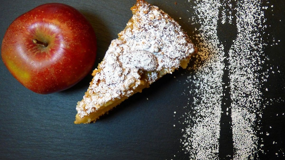 cake made with apples