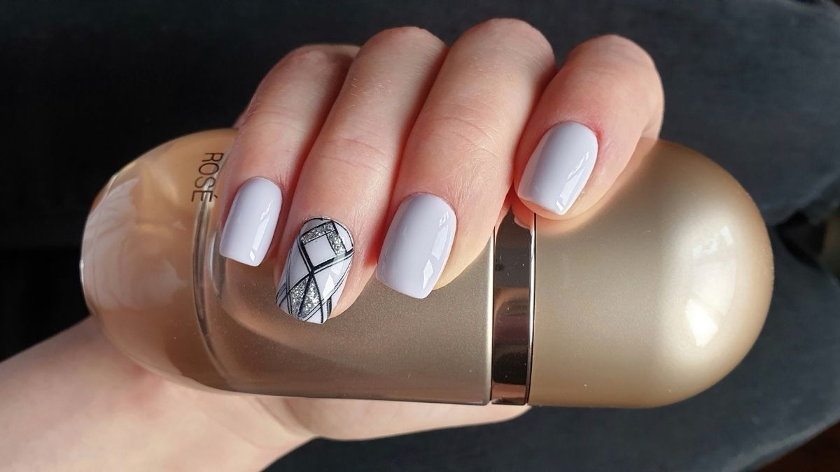 lilac nails
