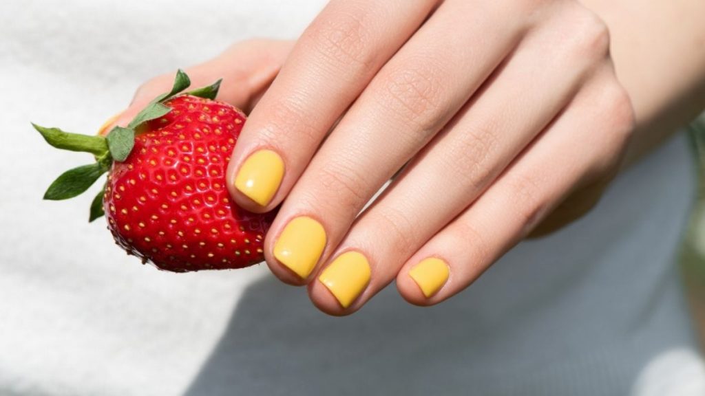 yellow nails