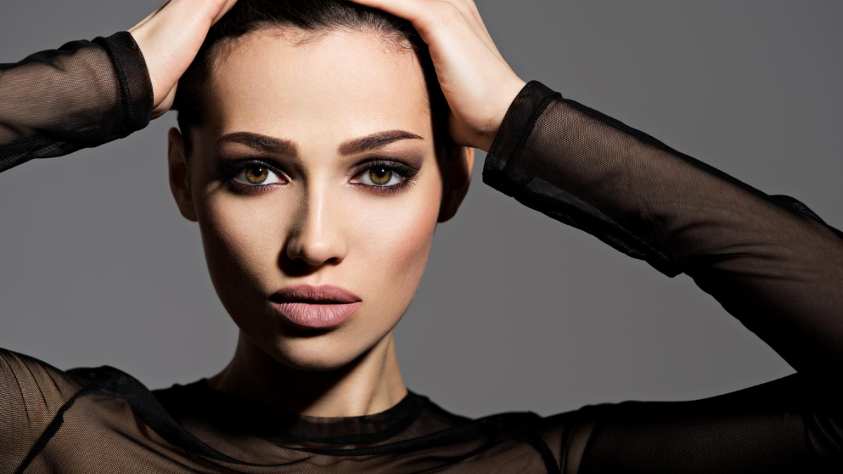 giortino-makigiaz-to-pio-entupwsiako-smokey-eye-me-ena-moluvi