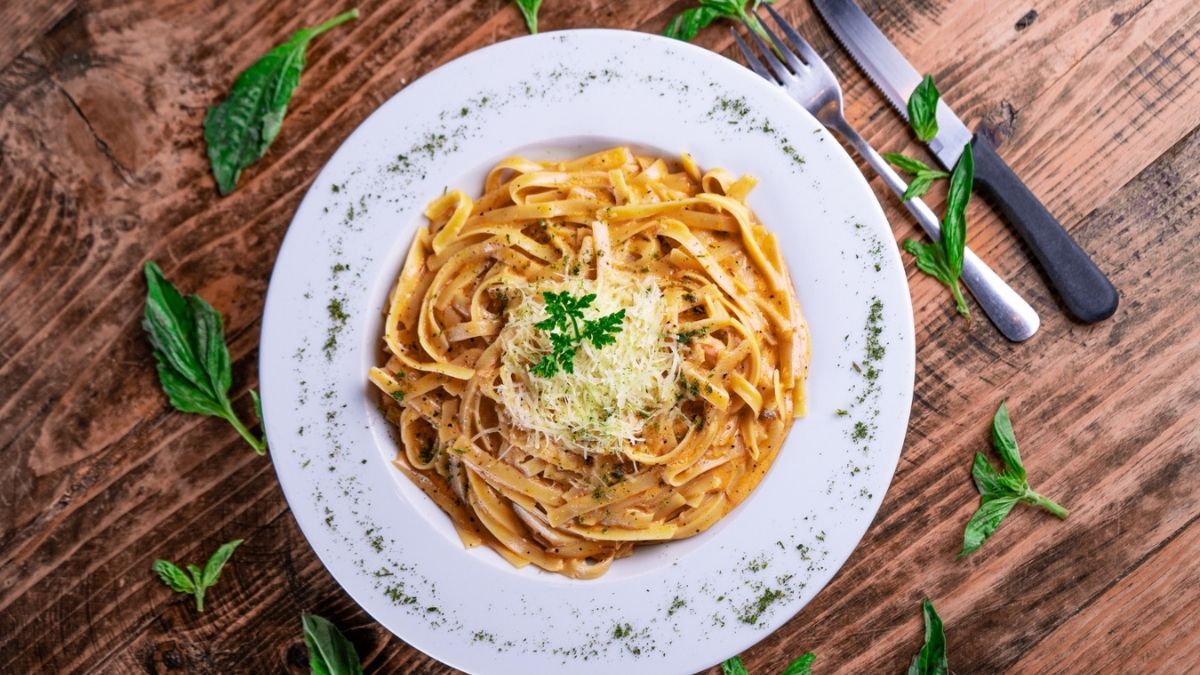 spaghetti-aglio-e-olio-i-pio-eukoli-kuriakatiki-makaronada