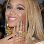 beyonce-ekane-to-pio-christougenniatiko-french-manicure