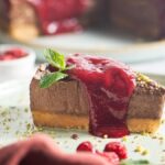 cheesecake-me-pikrh-sokolata-kai-raspberries