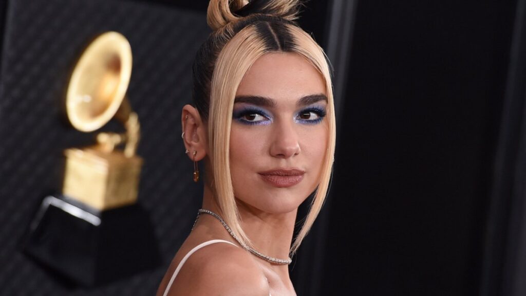 dua-lipa-ta-christougenniatika-nuchia-tis-mas-xetrelanan