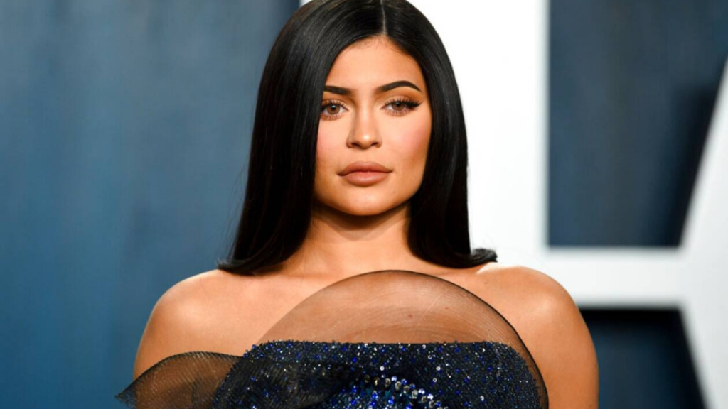 i-kylie-jenner-ekane-to-pio-uperocho-galliko-manikiour