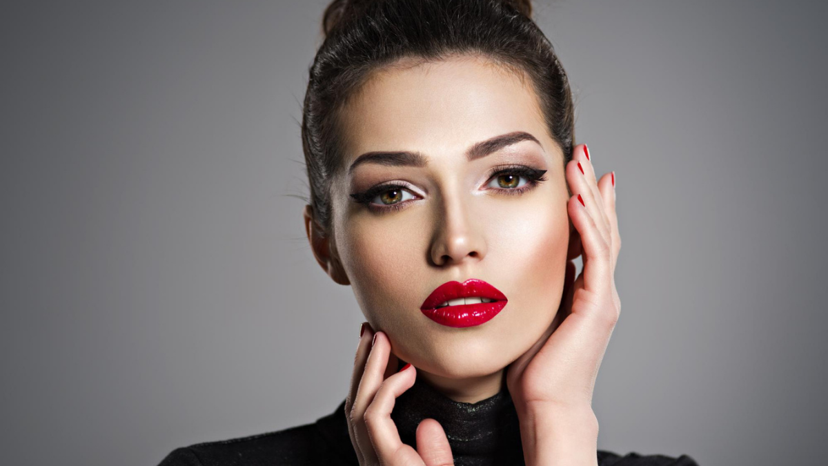 red-lipstick-look-to-apoluto-makigiaz-christougennwn