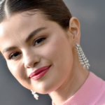 selena-gomez-ekane-to-pio-teleio-makigiaz-gia-to-revegion