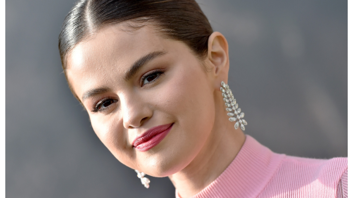 selena-gomez-ekane-to-pio-teleio-makigiaz-gia-to-revegion