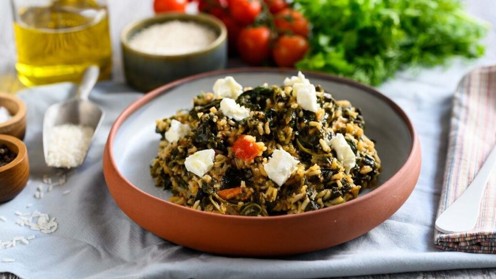 spanakoruzo-me-tomata-kai-feta