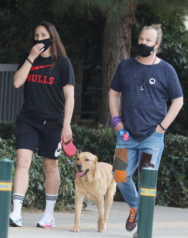 survivor-me-auton-ton-pasignwsto-tragoudisti-einai-zeugari-i-asimina