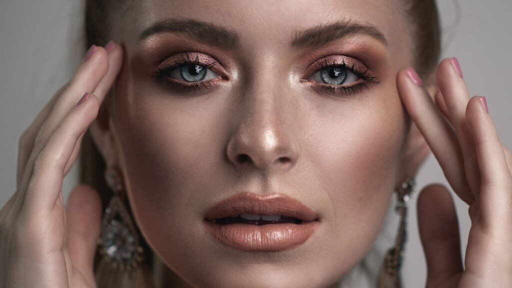 glitter-make-up-8-kathimerina-makigiaz-olo-lampsi