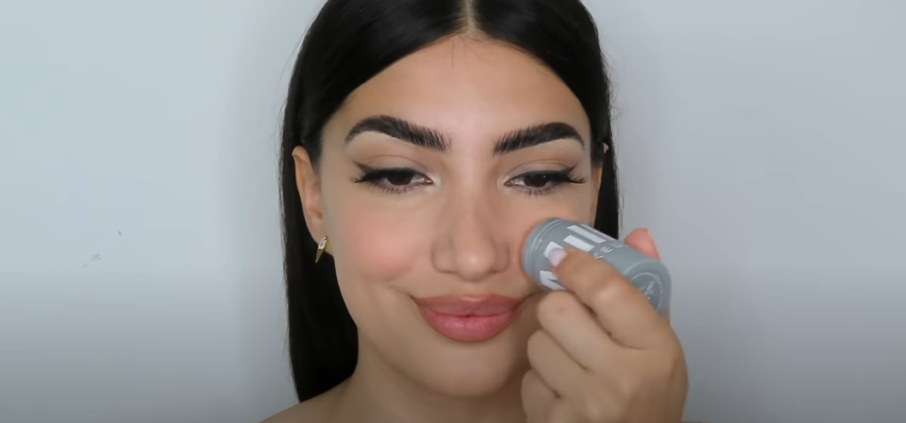 how-to-3-tropoi-gia-na-valeis-rouz-analoga-me-to-proswpo-sou
