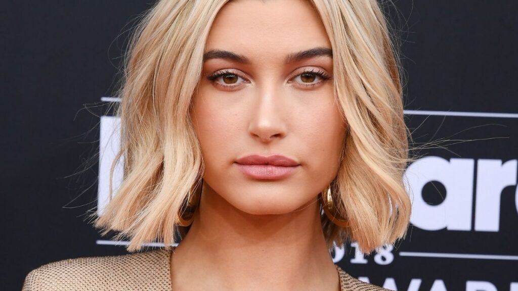 katharismos-proswpou-ta-5-vimata-tis-hailey-bieber-prin-koimithei