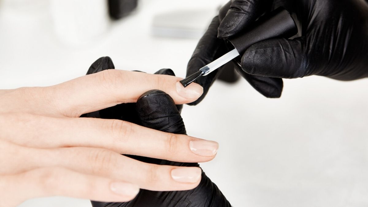 milky-nails-auto-einai-to-megalutero-trend-gia-ta-anoixiatika-nuchia