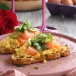 mprousketa-me-scrambled-eggs-kai-kapnisto-solomo