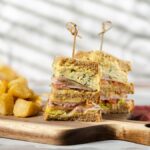 club-sandwich-me-apaki-kai-scrambled-eggs