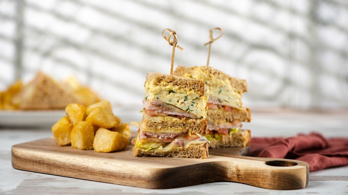 club-sandwich-me-apaki-kai-scrambled-eggs