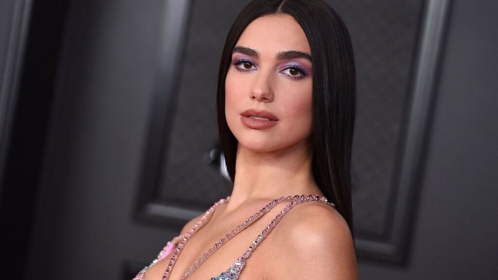 dua-lipa-ekane-tis-pio-girly-afeleies-gia-tin-anoixi