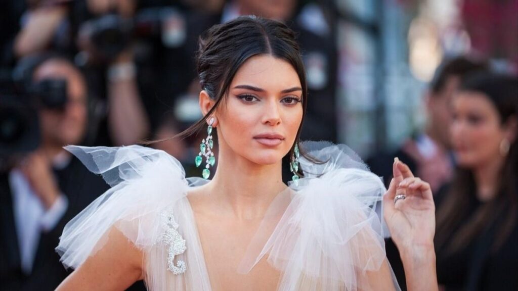 i-kendall-jenner-ekane-to-pio-hot-kokkino-chrwma-malliwn