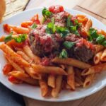 keftedakia-me-rigatoni-sto-fourno