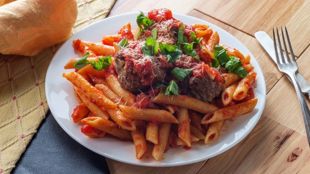 keftedakia-me-rigatoni-sto-fourno