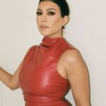 kourtney-kardashian-ekane-to-pio-minimal-nail-art-sto-manikiour-tis