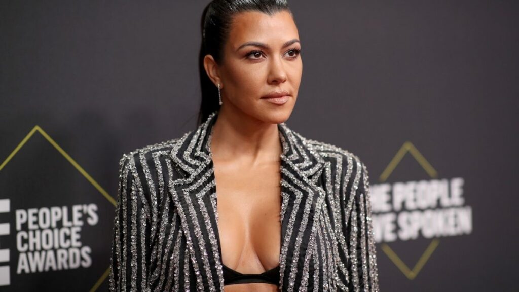 kourtney-kardashian-voutia-sti-thalassa-me-to-pio-apokaluptiko-magio