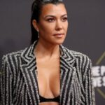 kourtney-kardashian-voutia-sti-thalassa-me-to-pio-apokaluptiko-magio