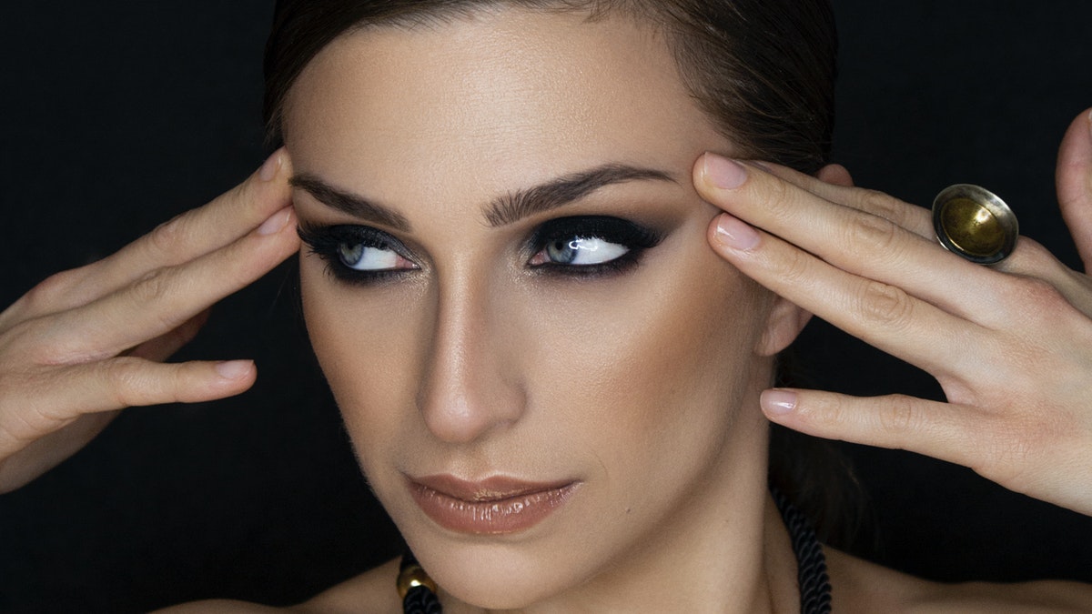 smokey-eye-pws-na-to-petucheis-me-mono-ena-moluvi-matiwn