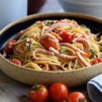spaggeti-me-xoirinh-kapnisth-mprizola-mpeikon-kaseri-kai-tomatinia
