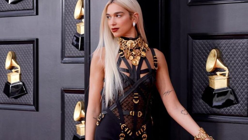 golden-nails-ta-nuchia-tis-dua-lipa-einai-oti-piο-glam-eidame-sta-grammys