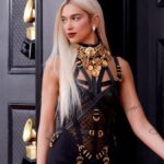 golden-nails-ta-nuchia-tis-dua-lipa-einai-oti-piο-glam-eidame-sta-grammys