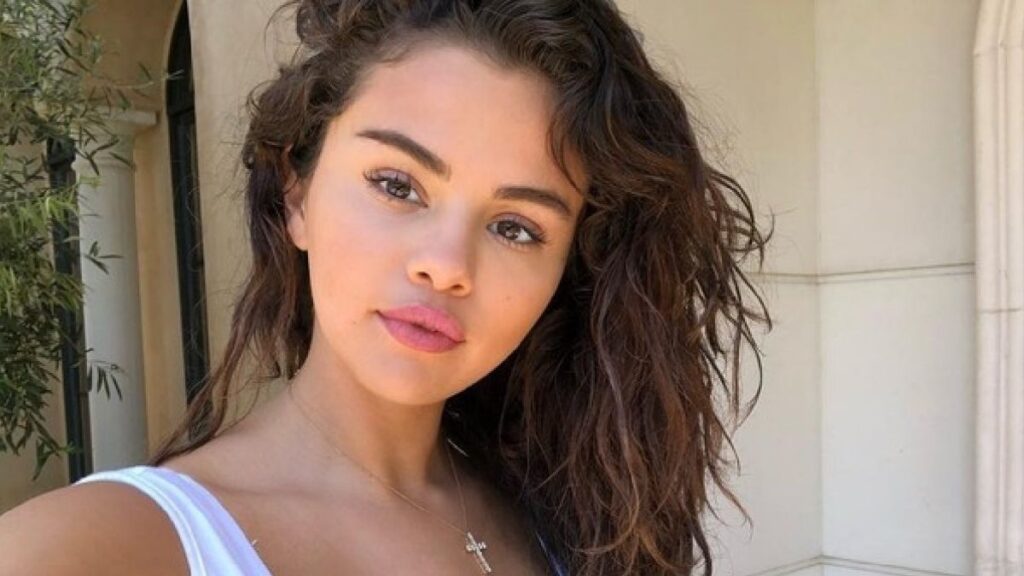 i-selena-gomez-ekane-to-pio-analafro-kourema-gia-to-kalokairi
