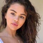 i-selena-gomez-ekane-to-pio-analafro-kourema-gia-to-kalokairi