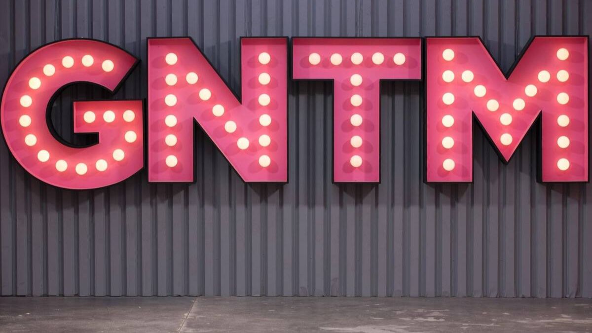 gntm-auti-einai-i-nea-kritis-pou-tha-ektoxeusei-ta-noumera-tiletheasis