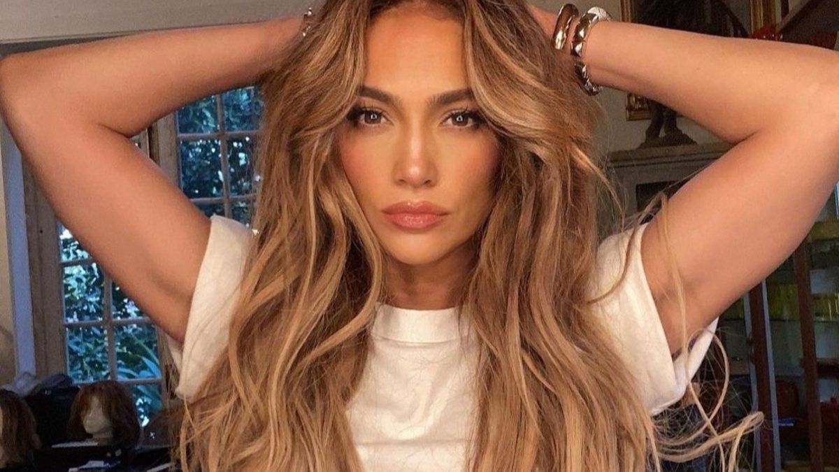 j-lo-ekane-tin-pio-teleia-apochrwsi-malliwn-gia-to-kalokairi