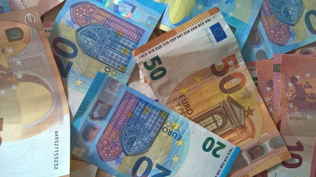 suntaxeis-iouniou-2022-pote-tha-pistwthoun-stous-dikaiouchous