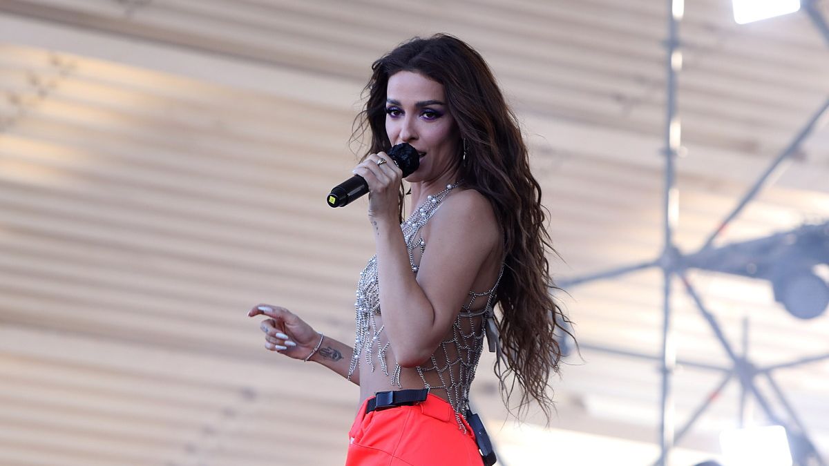 eleni-foureira-i-fwto-pou-purodotise-ta-scholia-egkuos-sigoura-echei-koilitsa