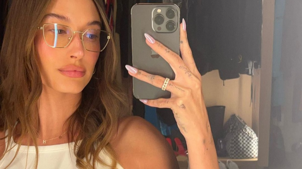 hailey-bieber-efere-kai-pali-sti-moda-to-pio-amfilegomeno-manikiour