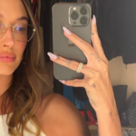 hailey-bieber-efere-kai-pali-sti-moda-to-pio-amfilegomeno-manikiour