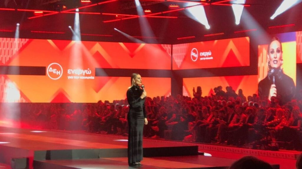 madwalk-2022-eleonwra-meleti-petaxe-to-roucho-tis-apo-ti-skini