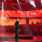 madwalk-2022-eleonwra-meleti-petaxe-to-roucho-tis-apo-ti-skini